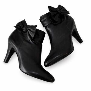 Bandolino Black Leather Heeled Boots with Bow size 7.5